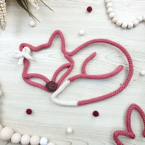 Raposa rosa em tricotin para peças decorativas
