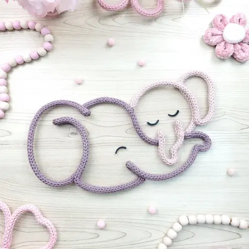 Elefante roxo em tricotin para quarto de bebê