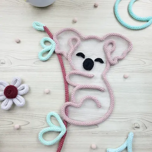 Koala em tricotin com detalhes em tons pastel