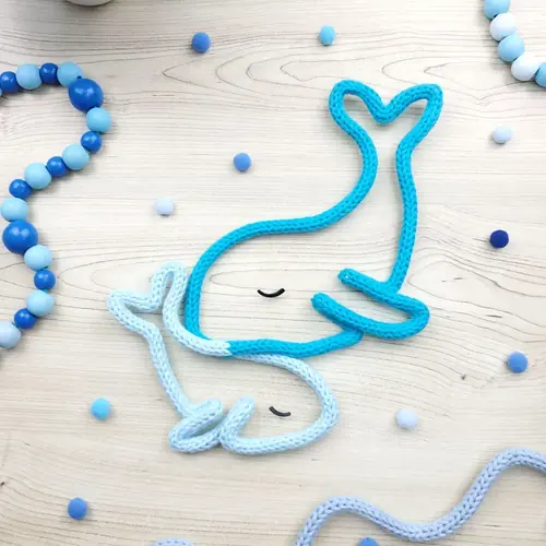 Baleia azul em tricotin para decoração de quarto